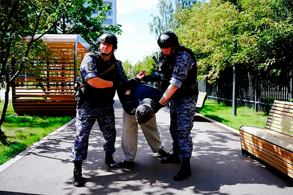 Сотрудники вневедомственной охраны Главного управления Росгвардии по городу Москве задержали мужчину, который совершил хищение нескольких товаров и устроил дебош в магазине.   Патрулируя улицы северо-запада столицы, росгвардейцы получили сообщение о том, 