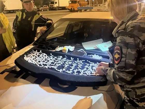 Сотрудники Госавтоинспекции востока столицы задержали пассажирку такси по подозрению в попытке сбыта крупной партии наркотиков