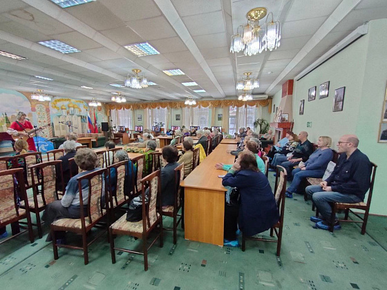 Встреча музыкального клуба "Мелодия", на которой выступала группа "Хорошее настроение" с концертной программой "Нам песня дарит счастье"
